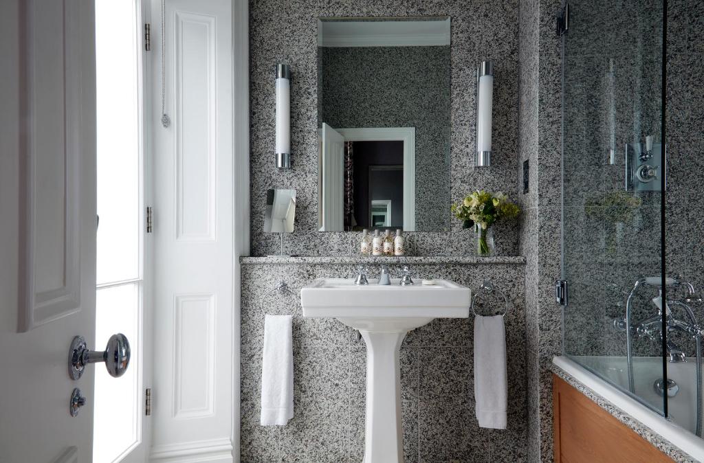 Luxury Room - Image 3