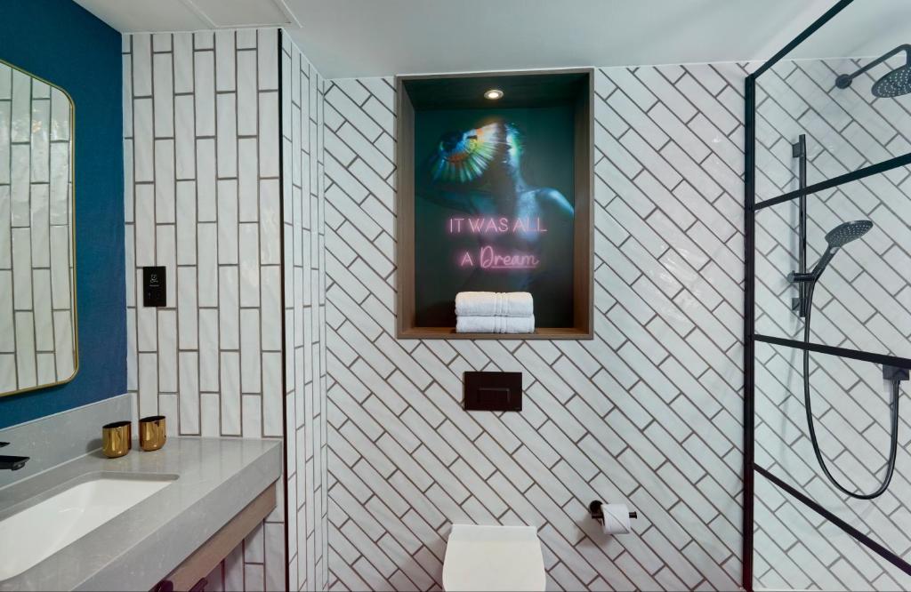 Executive Room with Super King Bed - Image 9