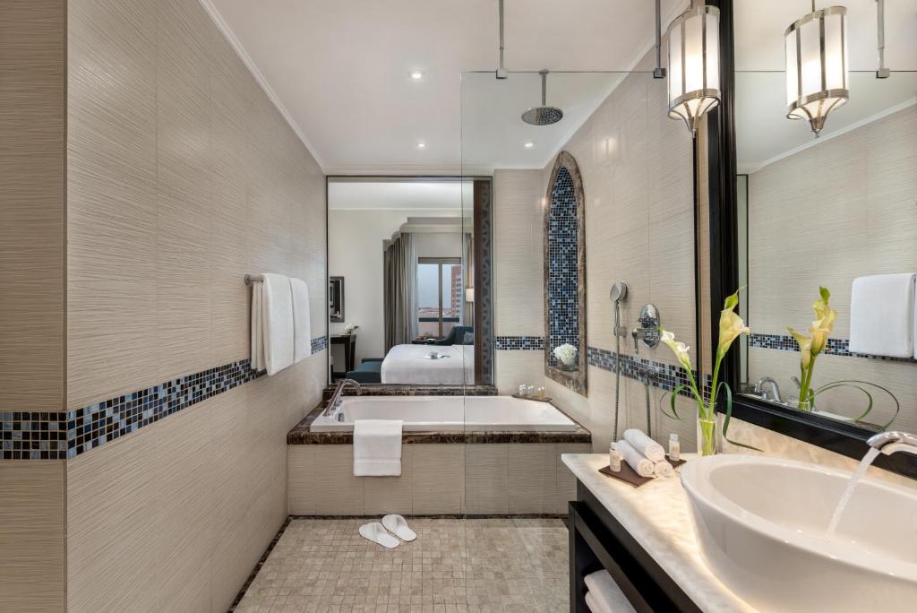 Deluxe Room - Image 4