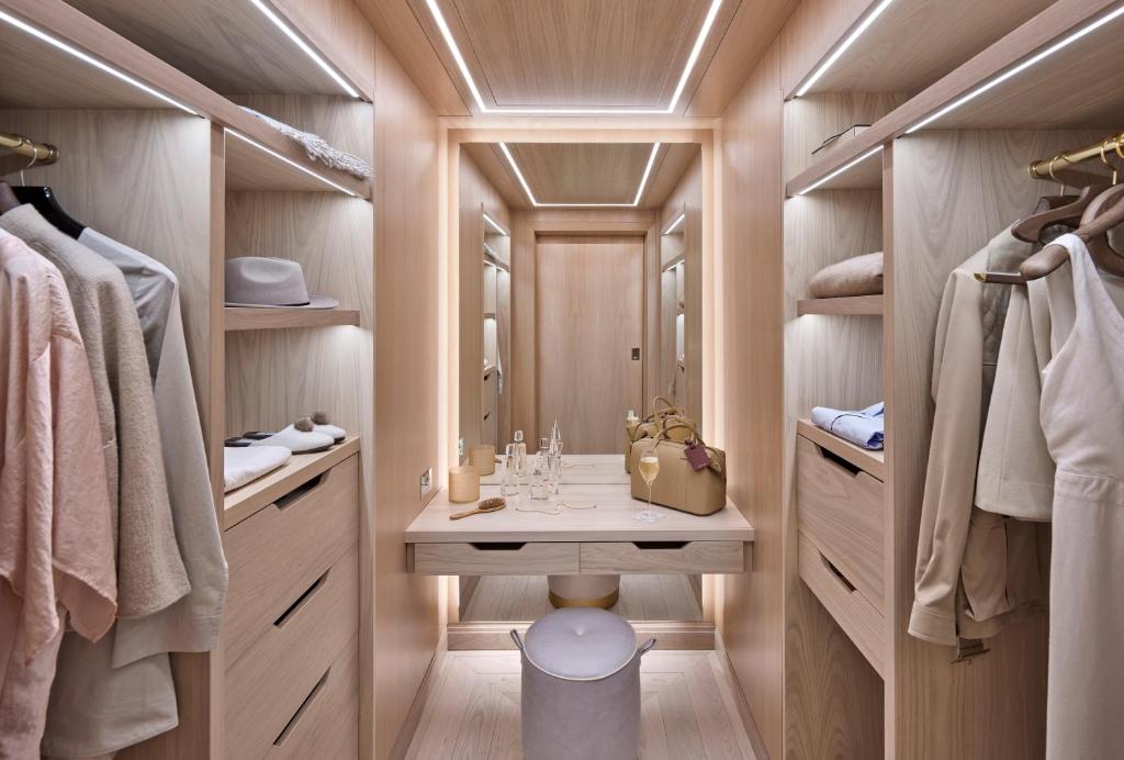 Executive Suite - Image 13