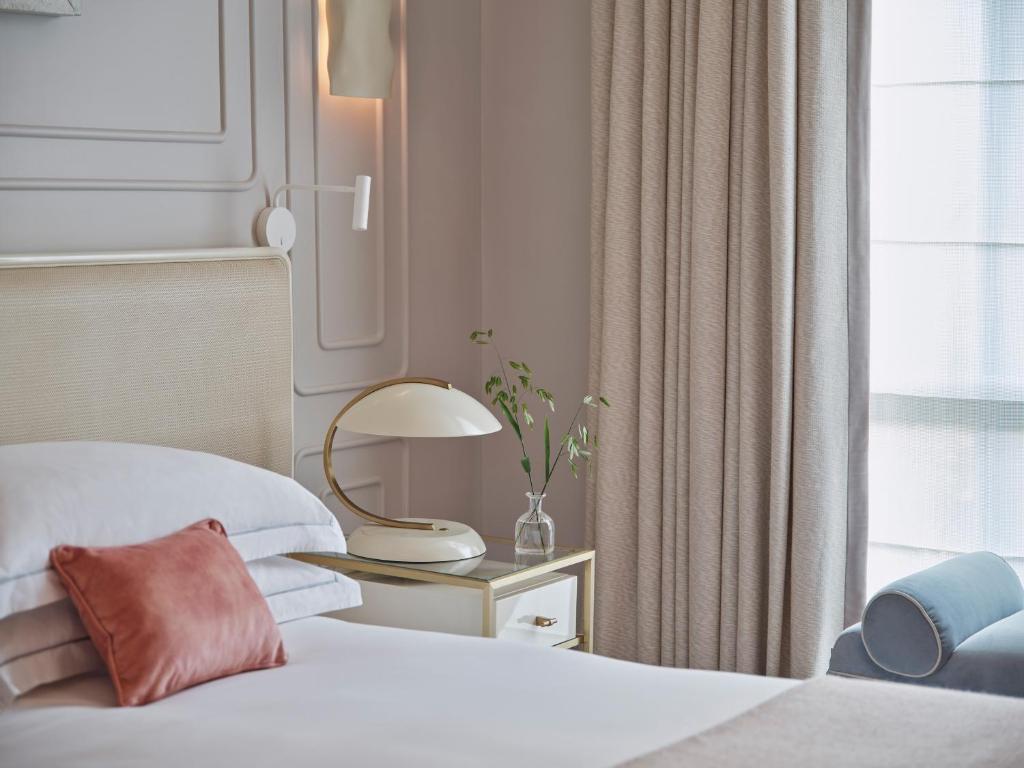 Superior King Room - Image 4