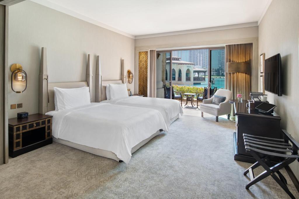 Deluxe Room with Fountain View - Image 3