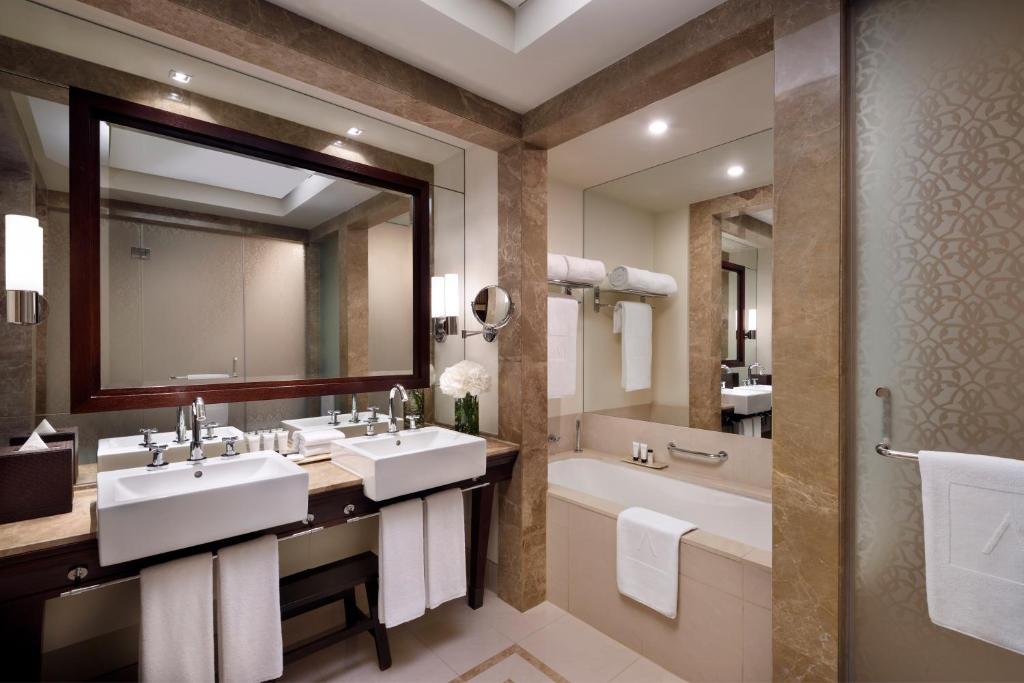 Deluxe Room with Fountain View - Image 5