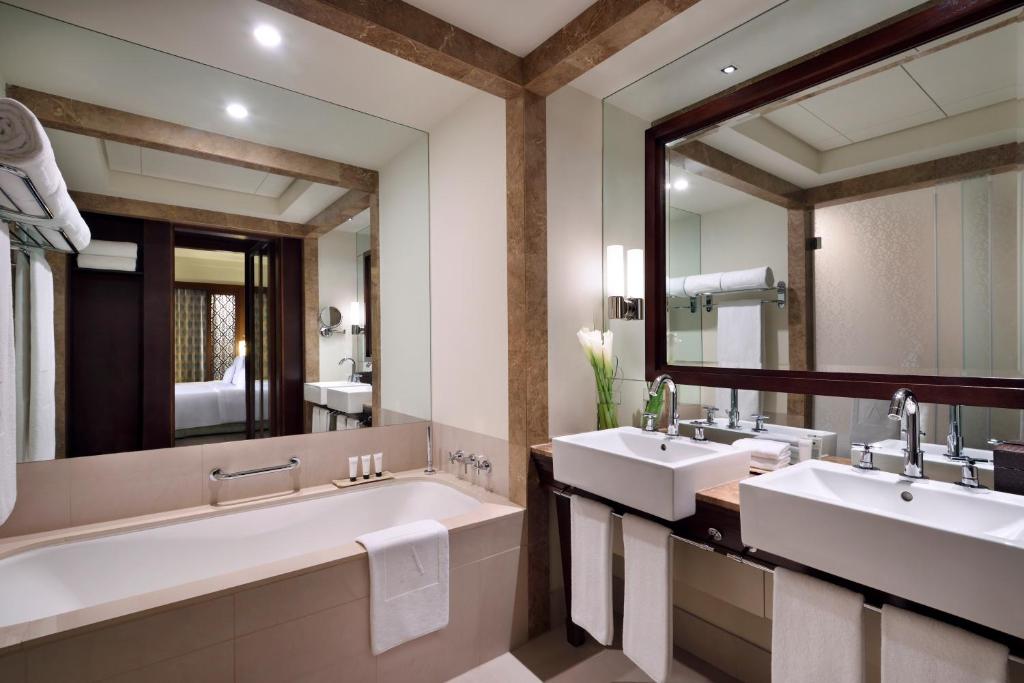 Diplomatic Suite with Lake View - Image 1