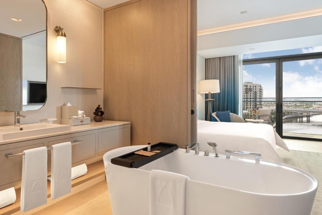 Deluxe Canal View Room King - Image 4