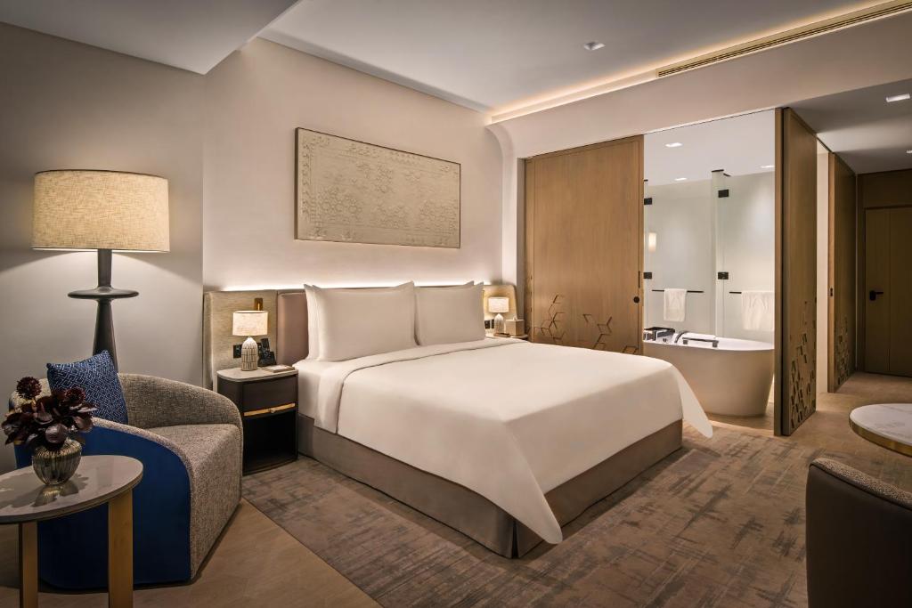 Deluxe Room King - Image 2