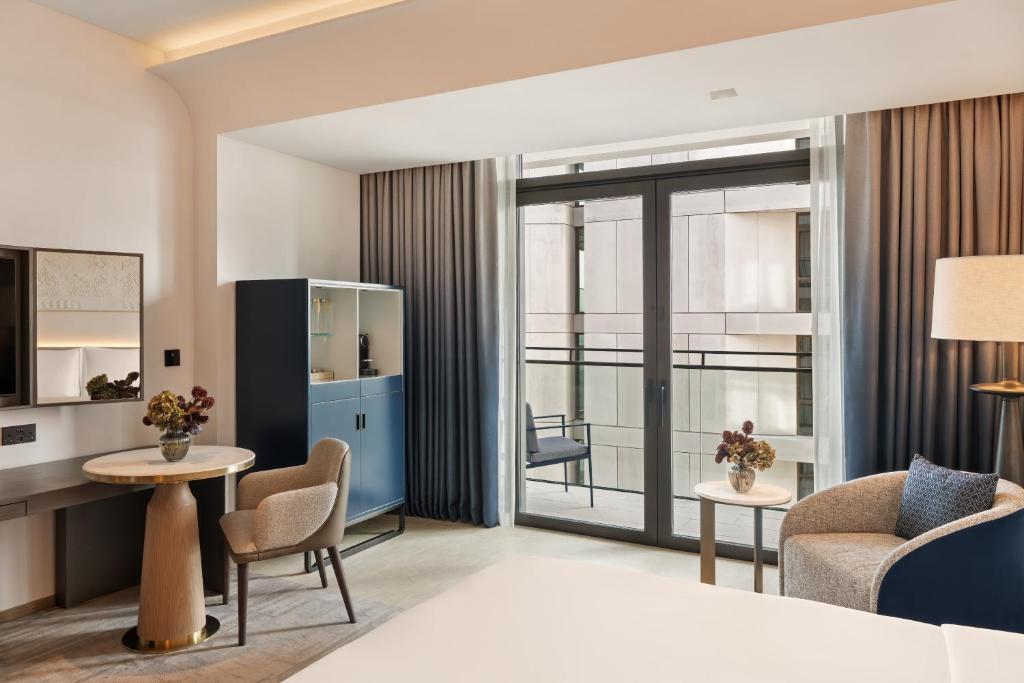 Deluxe Room King - Image 3