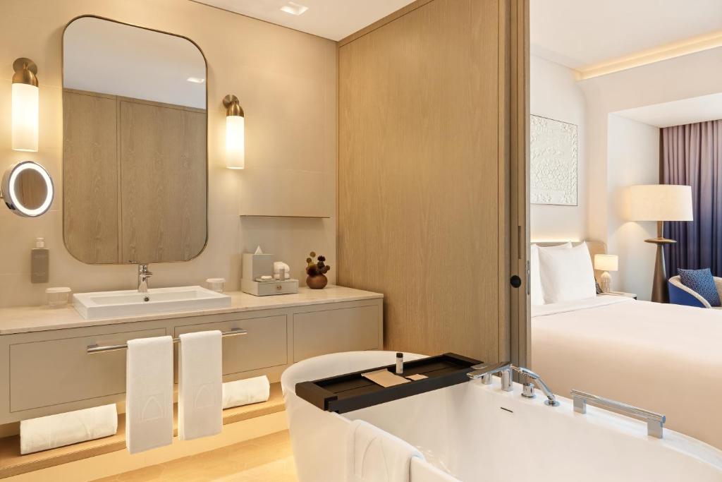 Deluxe Room King - Image 4