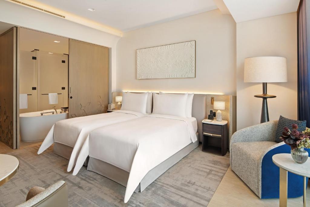 Deluxe Room Twin - Image 10