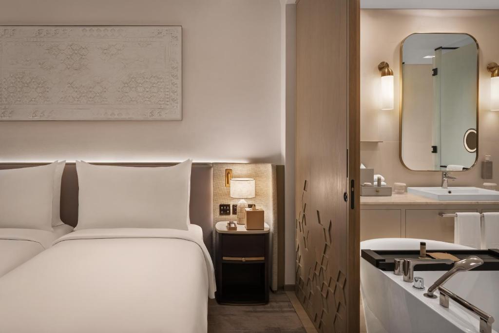 Deluxe Room Twin - Image 3