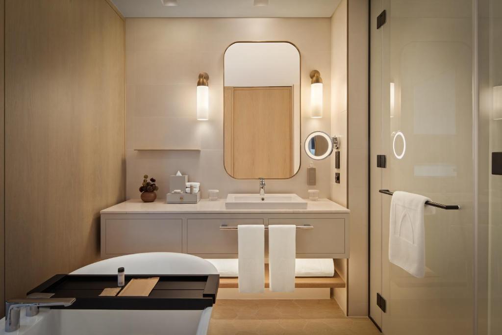 Deluxe Room Twin - Image 4