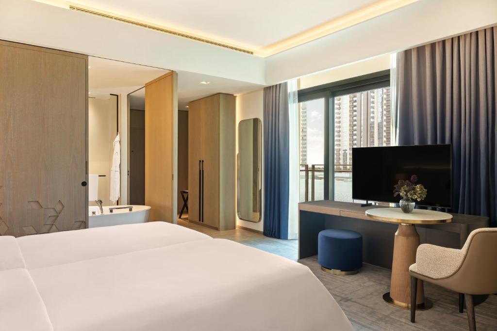 Deluxe Room Twin - Image 7