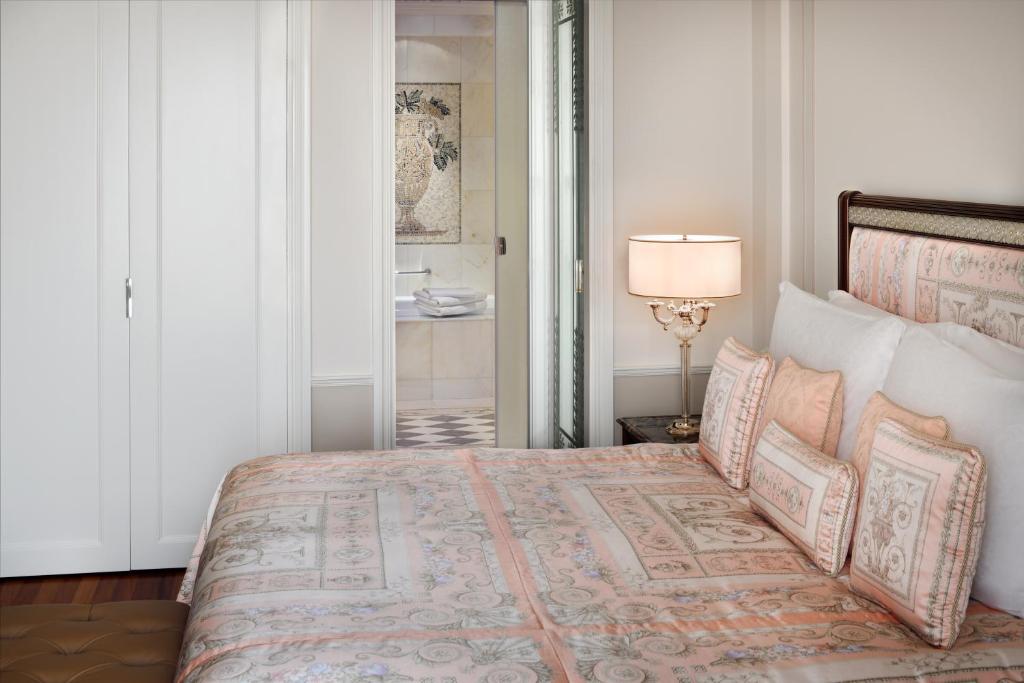 Deluxe Versace Room with City View - Image 2