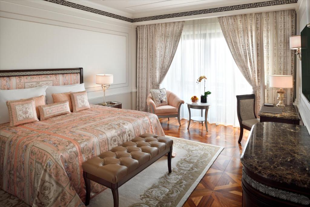Deluxe Versace Room with City View - Image 4