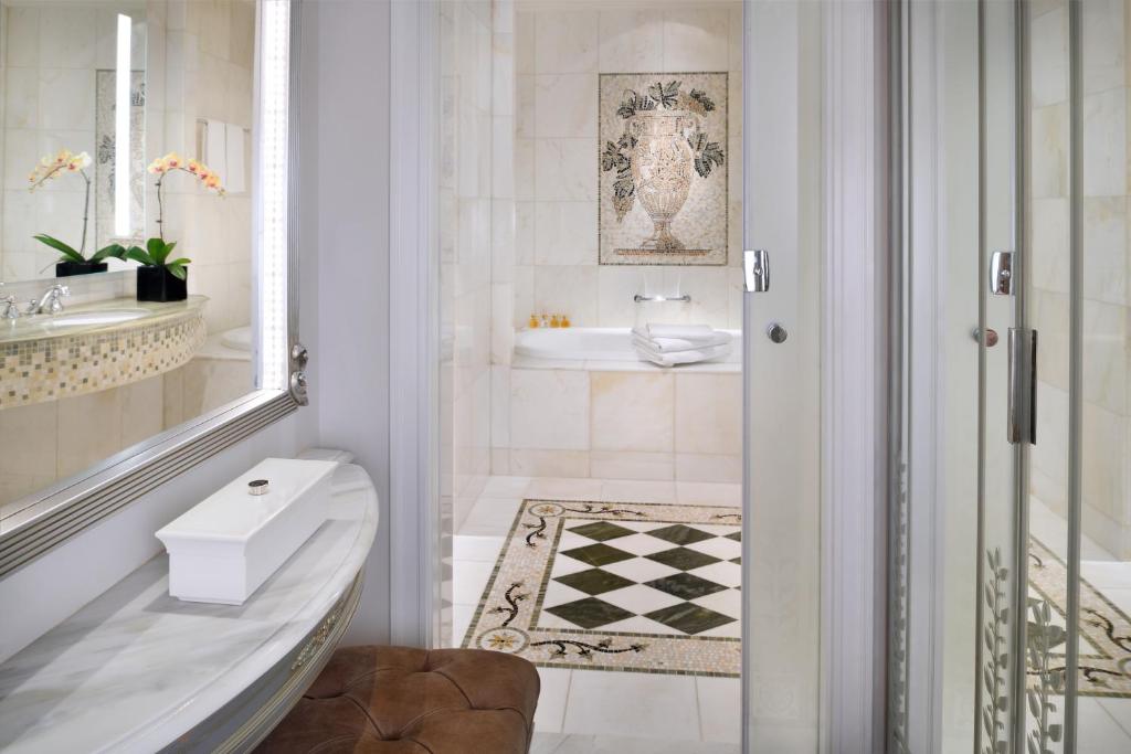 Deluxe Versace Terrace City View - Image 3