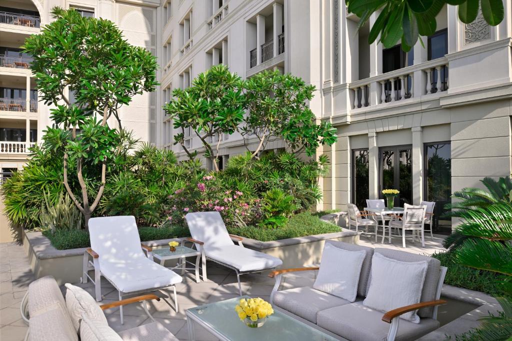 Grand Suite Terrace Creek View - Image 10