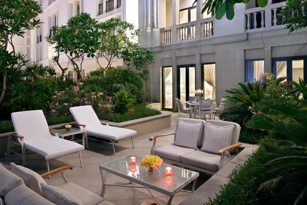 Grand Suite Terrace Creek View - Image 11