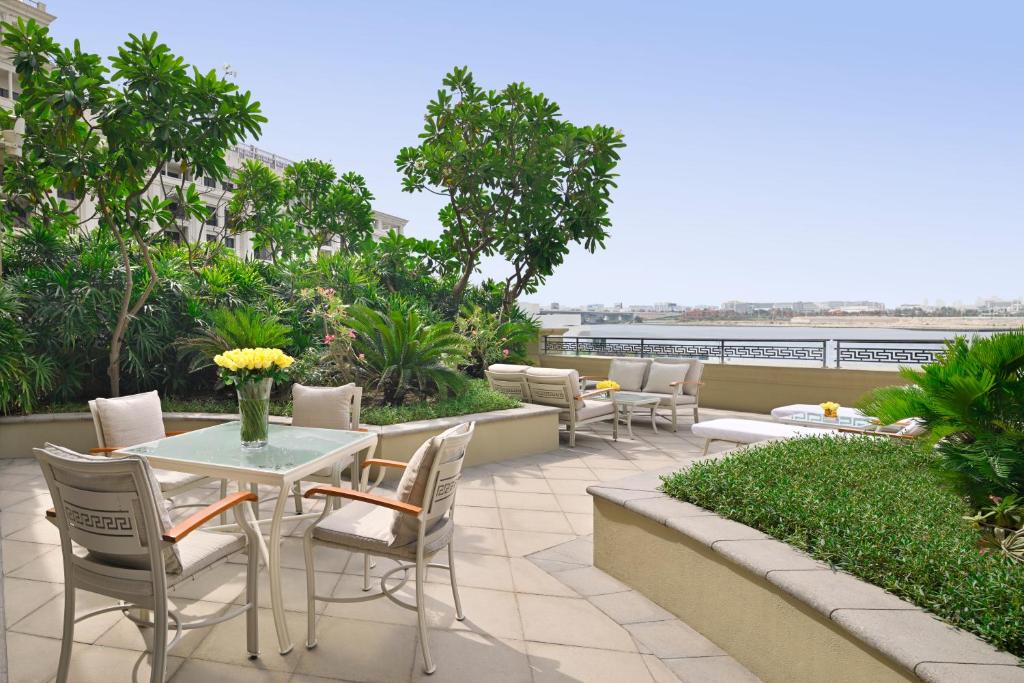 Grand Suite Terrace Creek View - Image 12