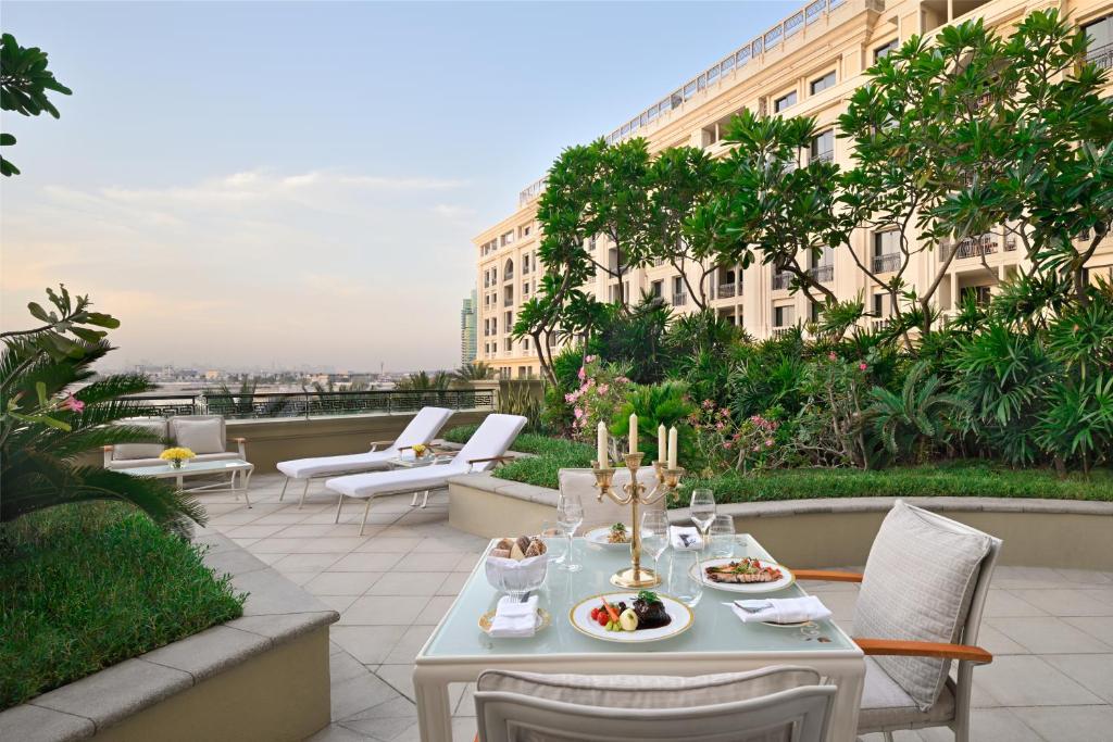 Grand Suite Terrace Creek View - Image 9