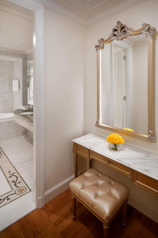 Junior Suite with City View - Image 4