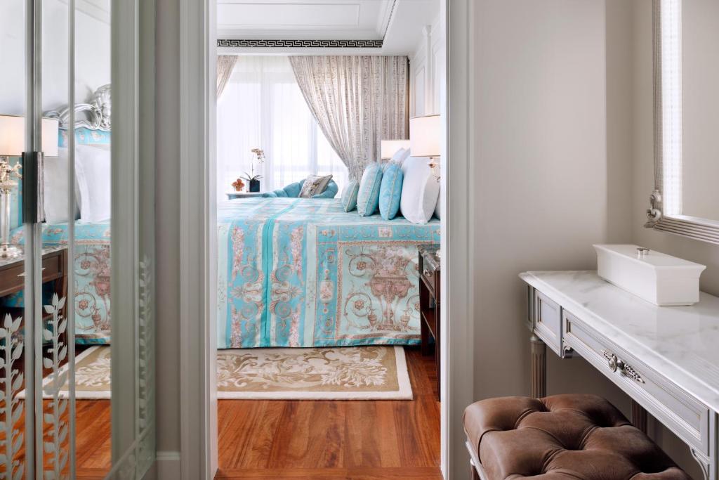 Premier Versace Room with Creek View - Image 2
