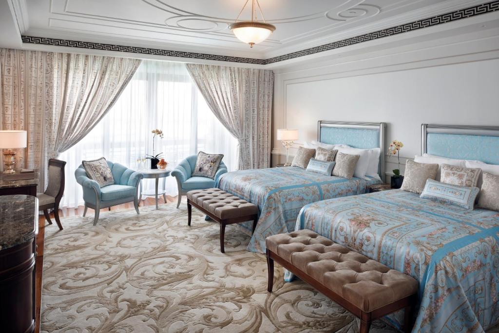 Premier Versace Room with Creek View - Image 3