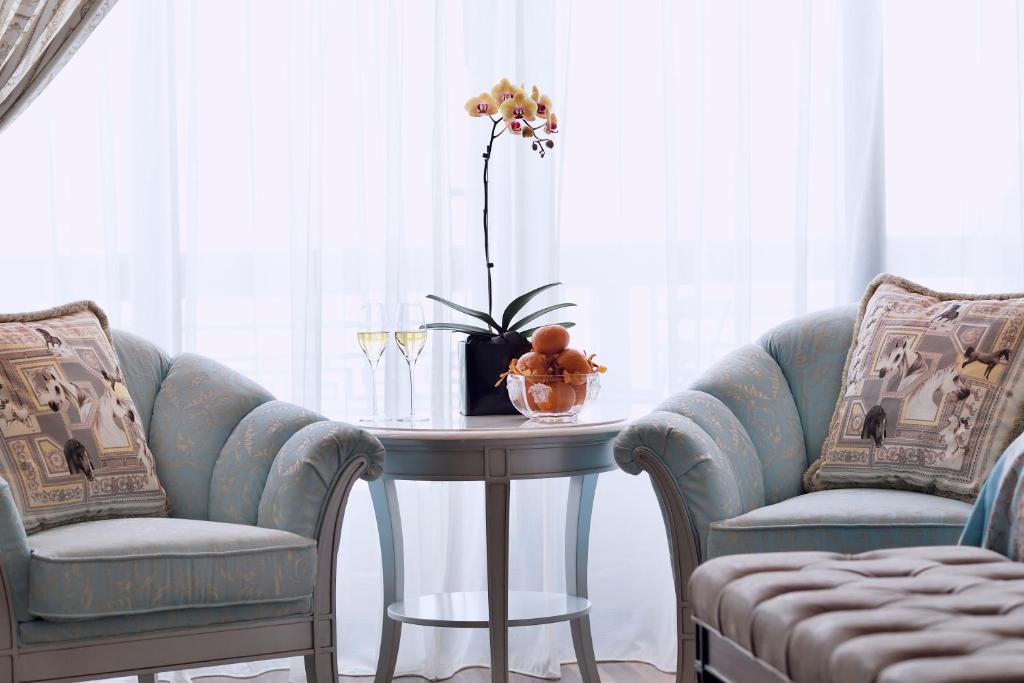Premier Versace Room with Creek View - Image 6