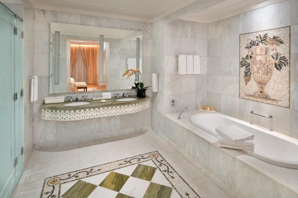 Superior Versace Room Creek View - Image 2