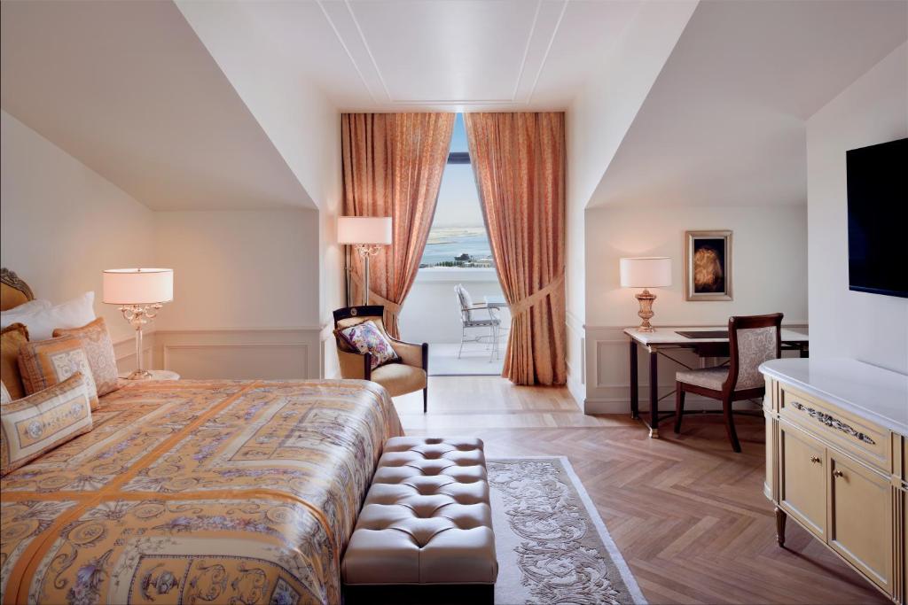 Superior Versace Room Creek View - Image 5