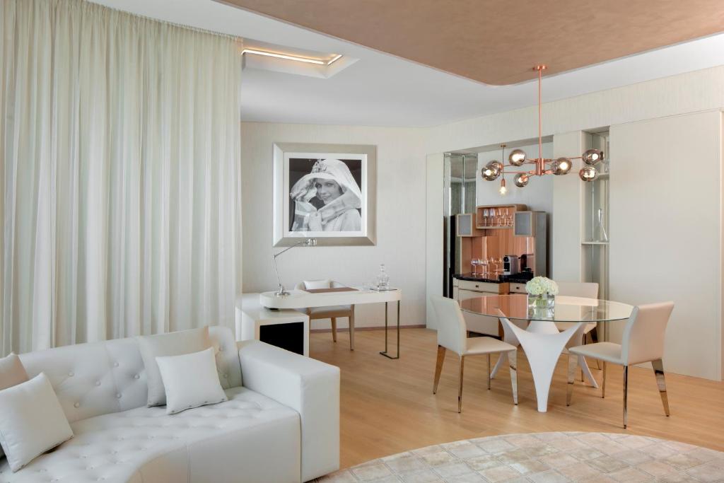 Charleston Suite - Image 1