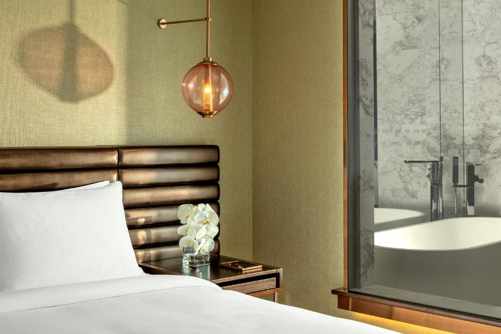 Premiere Suite with Panaromic View - Image 4