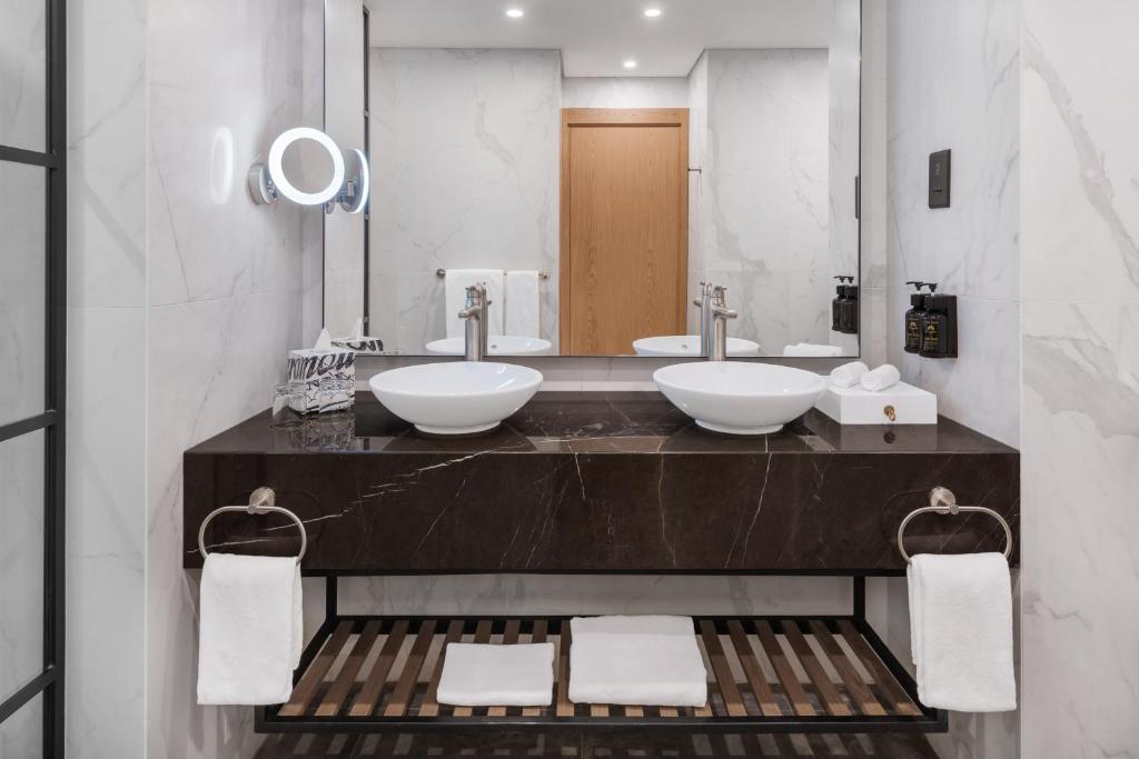 Scene Room City View - Image 4