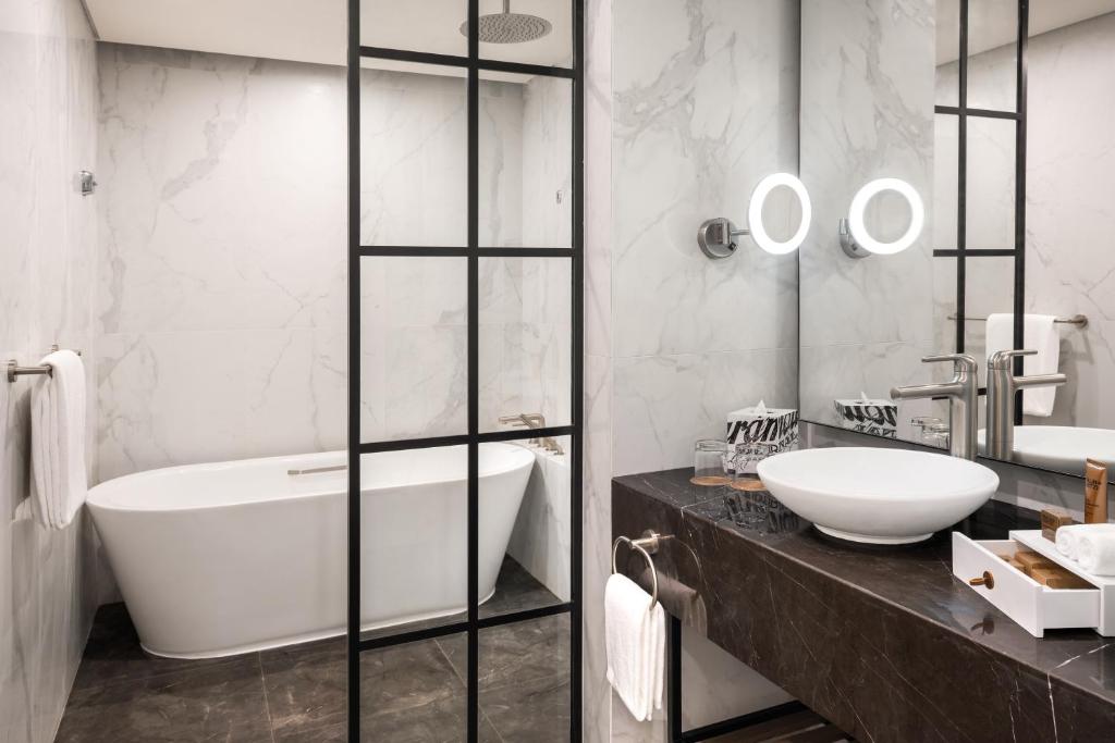 Scene Room Duet City View - Image 1