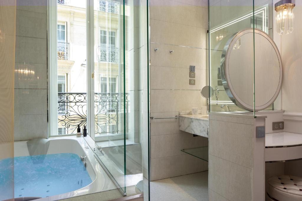 Classic Room - Elegant with Jacuzzi - Image 3