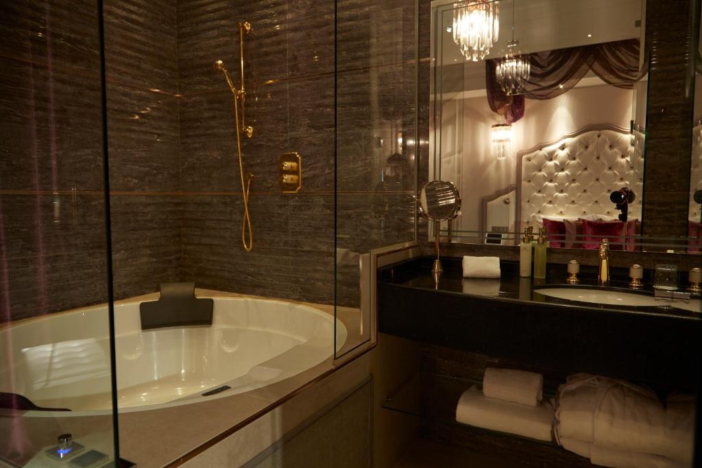 Deluxe Room - Precious with Jacuzzi - Image 5