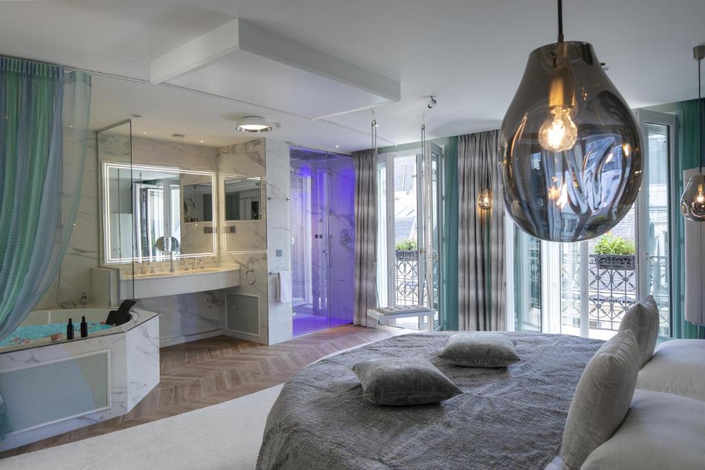 Luxury Room – Extravagant with Jacuzzi and Balcony - Image 1