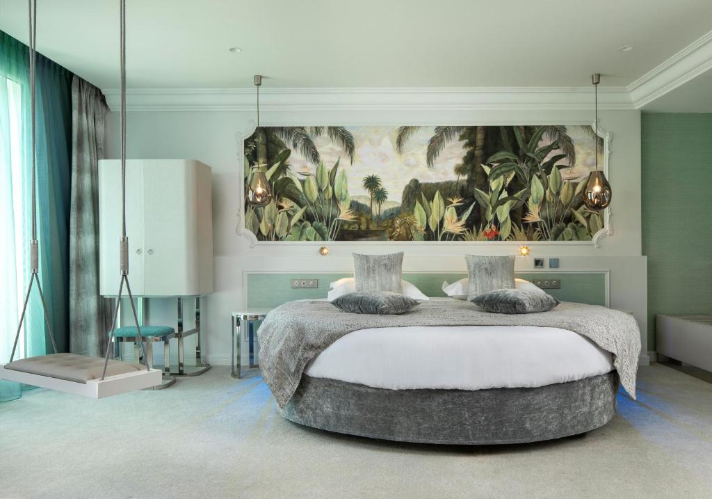Luxury Room – Extravagant with Jacuzzi and Balcony - Image 2