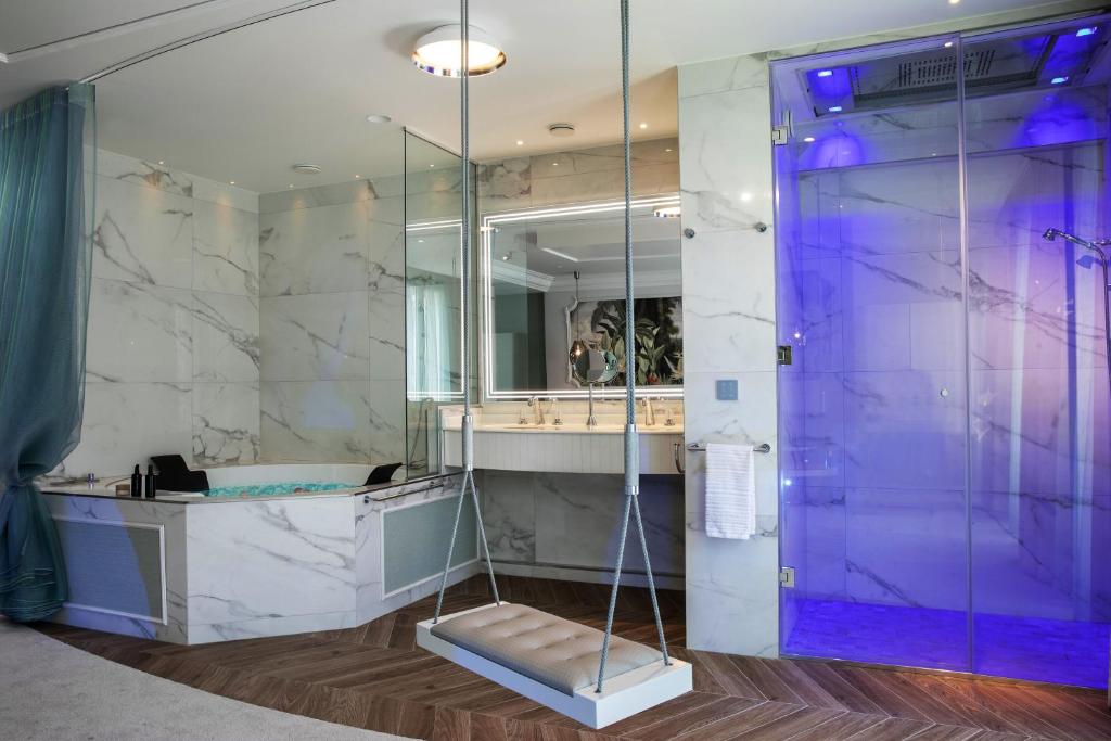Luxury Room – Extravagant with Jacuzzi and Balcony - Image 4