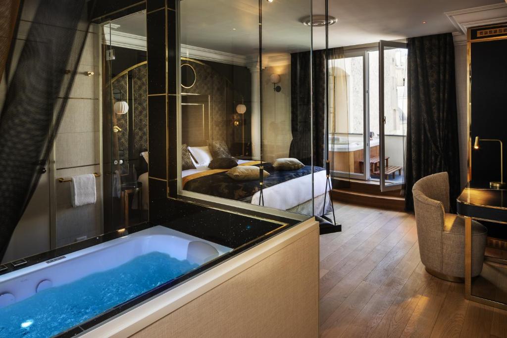 Luxury Room – Midnight bath with Jacuzzi and Terrace - Image 2