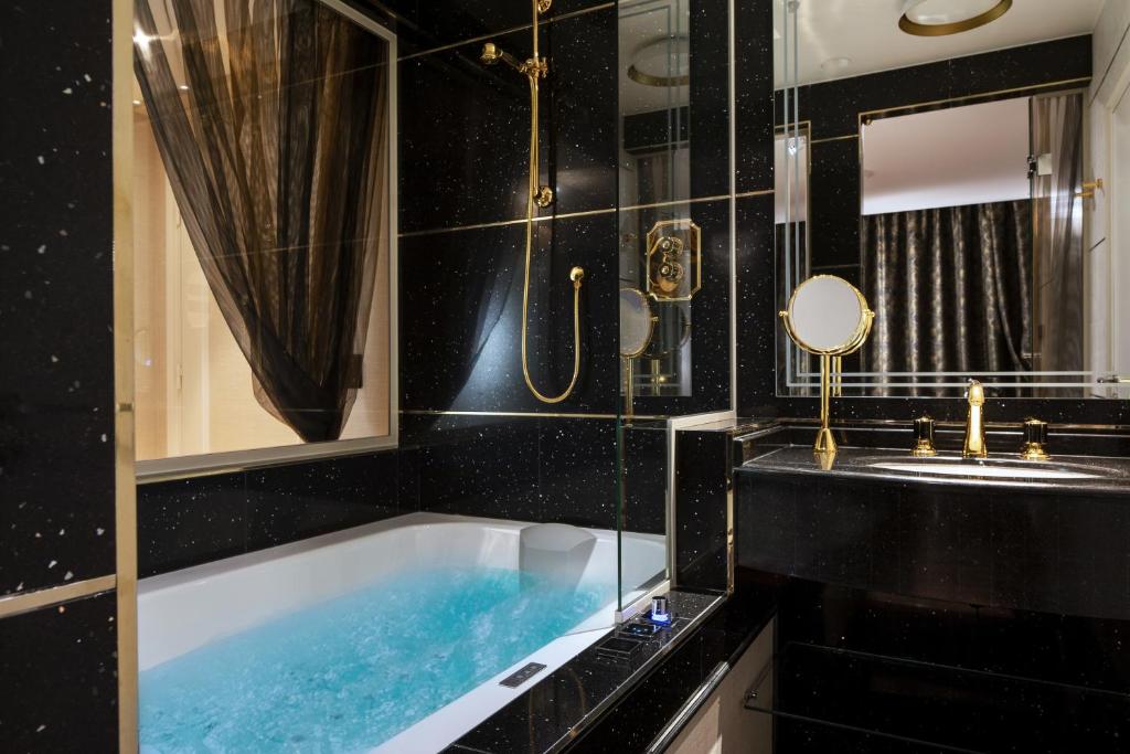 Luxury Room – Midnight bath with Jacuzzi and Terrace - Image 3