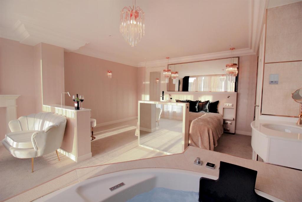 Prestige Room – Sublime with Jacuzzi - Image 1
