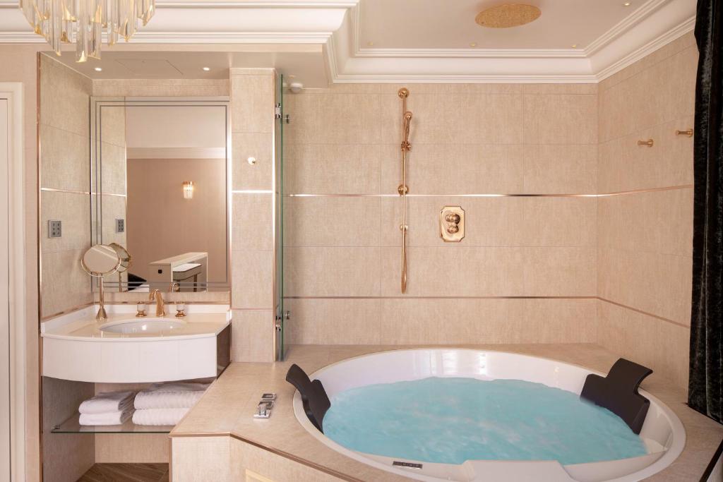 Prestige Room – Sublime with Jacuzzi - Image 2