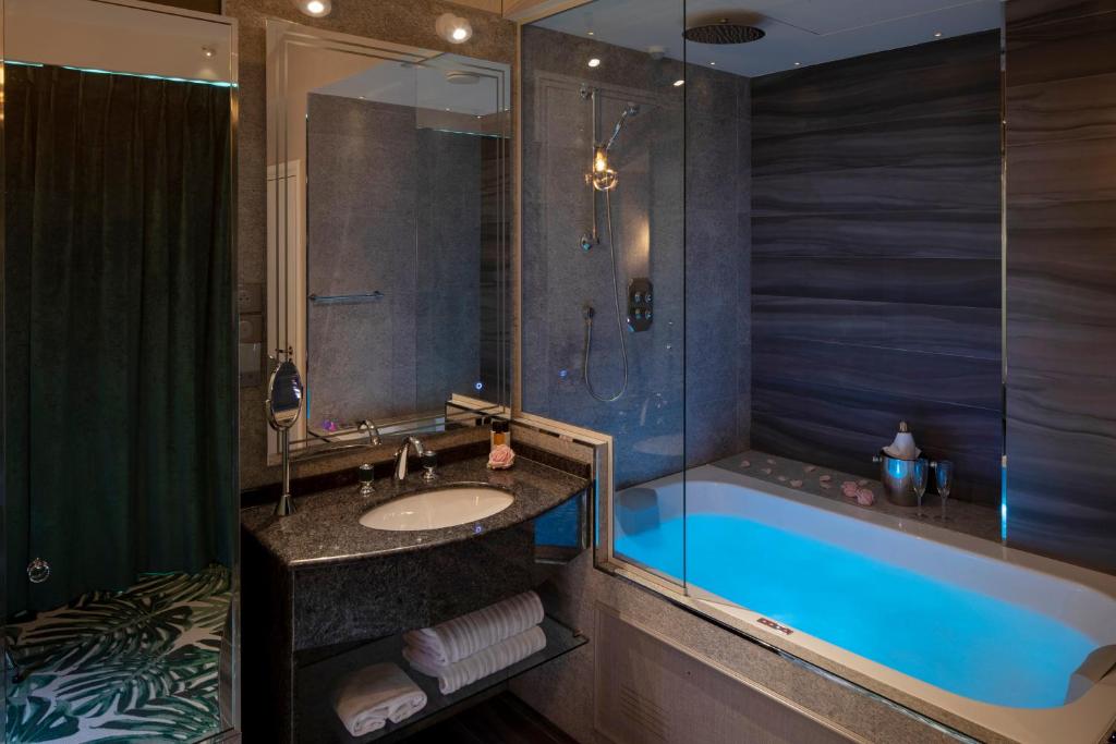 Superior Room - Boudoir with Jacuzzi - Image 2