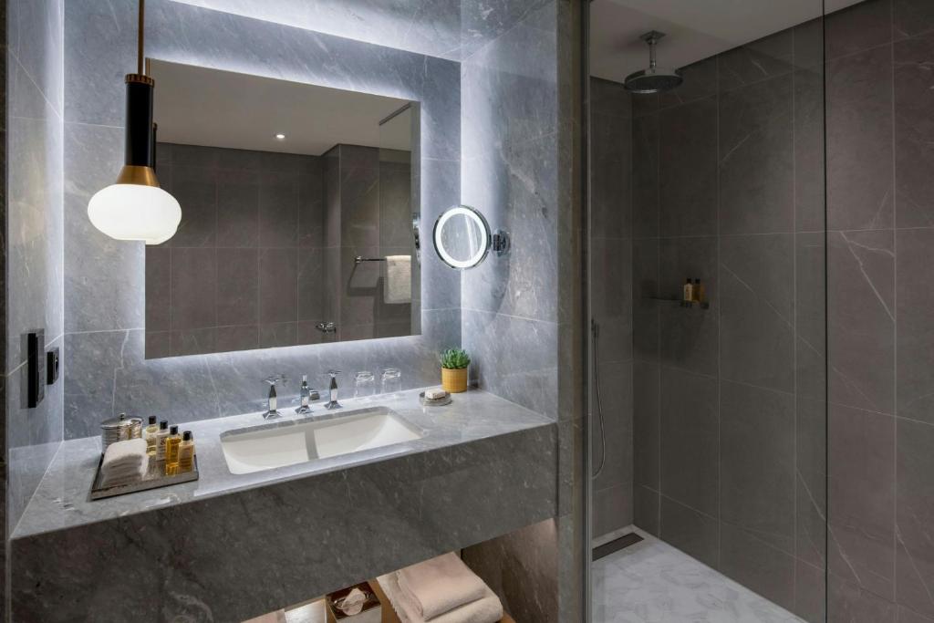 King Room with Champs Elysées View - Image 2