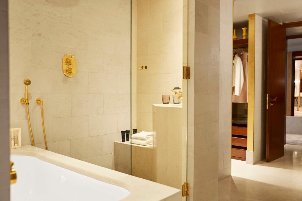 Ambassador Suite - Image 1