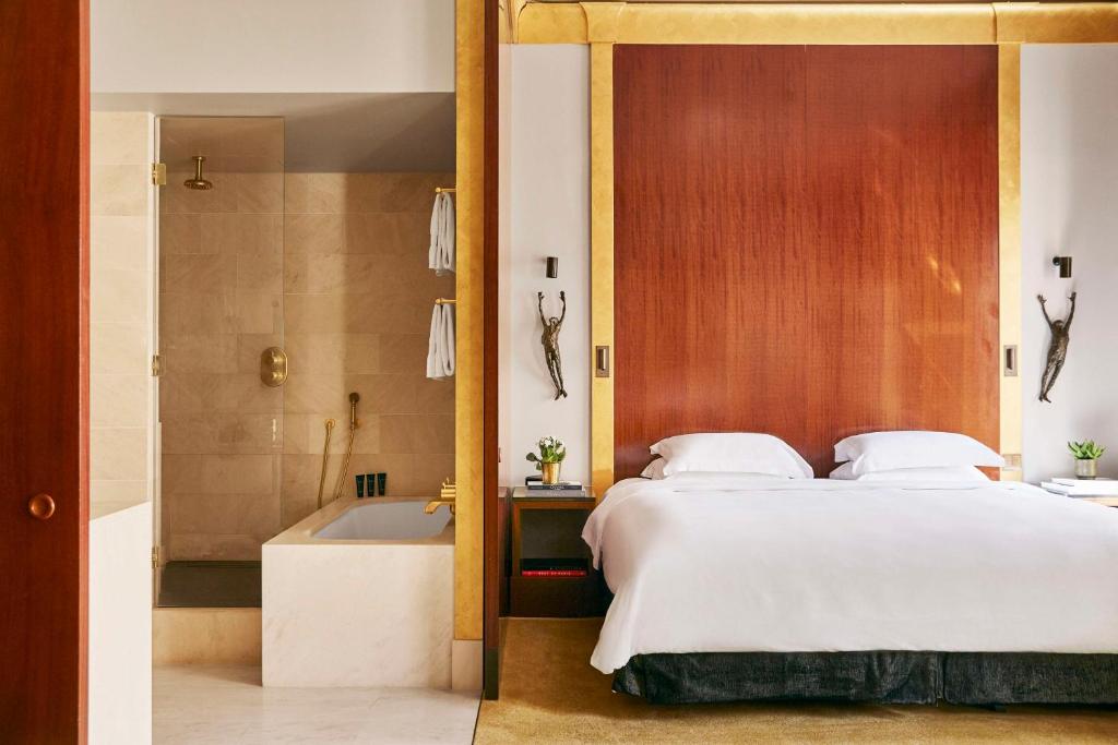 Deluxe King Room - Image 1