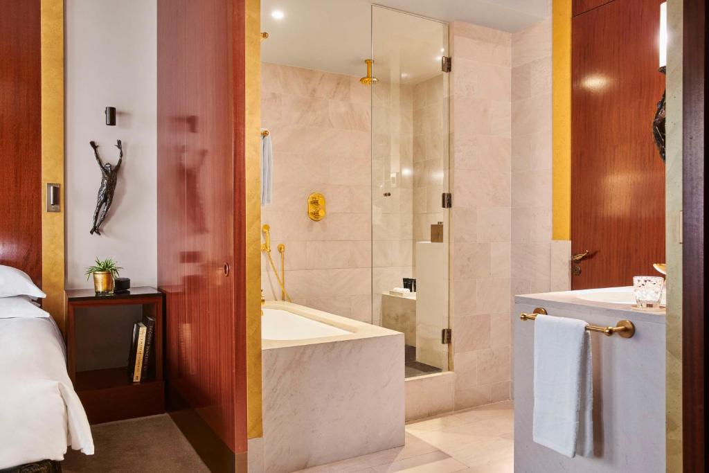 Deluxe King Room - Image 3
