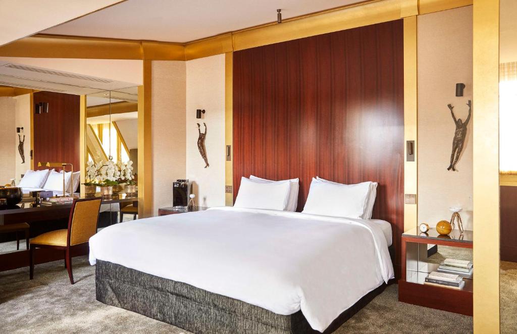 Deluxe King Room - Image 5