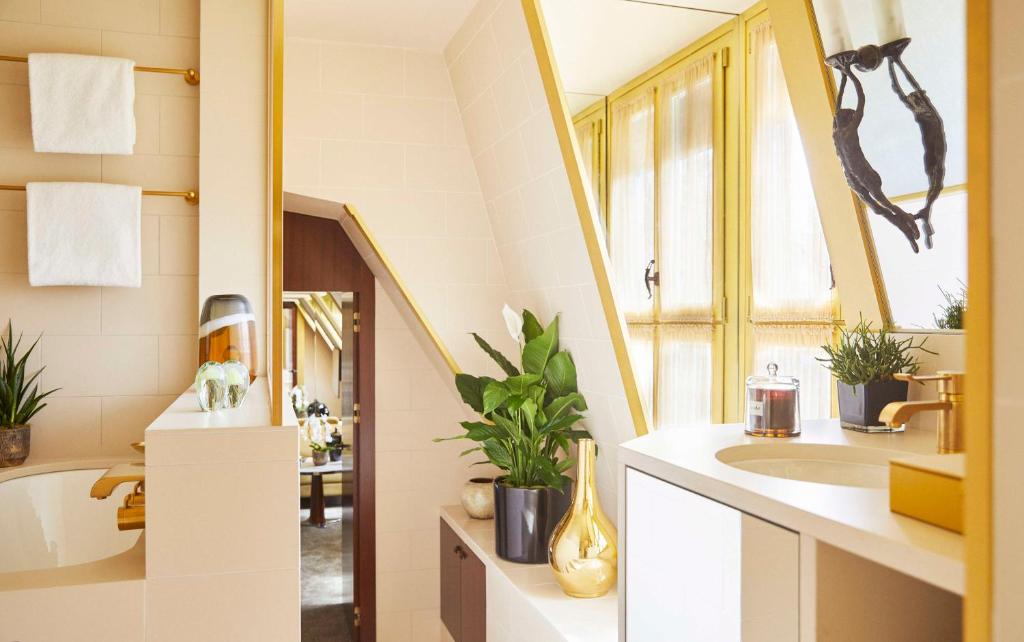 Deluxe Suite - Image 5