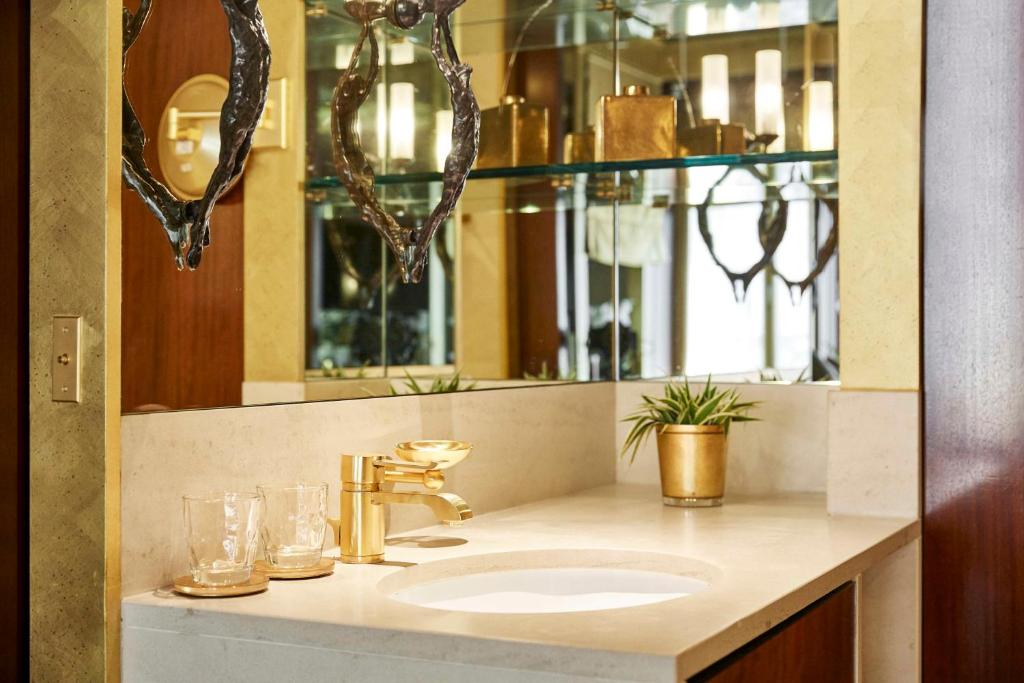Executive Suite with Paix View - Image 2